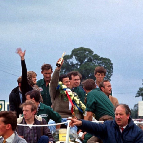 Le podium du GP de Grande Bretagne avec, fait rare, la présence de Sally Stockes parmi les mécaniciens et Colin Chpaman... Le podium du GP de Grande Bretagne avec, fait rare, la présence de Sally Stockes parmi les mécaniciens et Colin Chpaman...